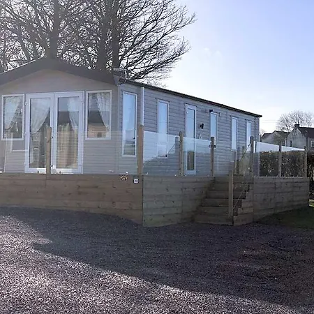 Delightful 2-bed Static Set In A Peaceful Village Hotel *