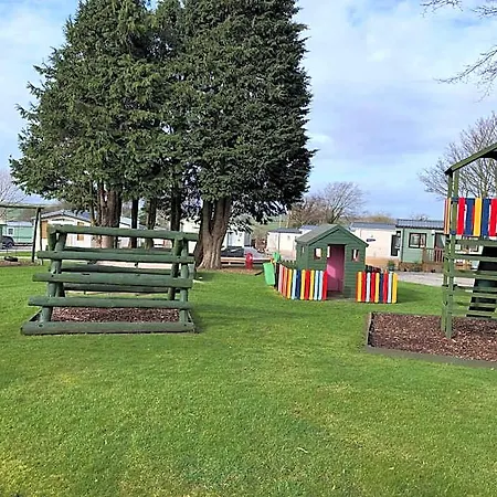 Delightful 2-bed Static Set In A Peaceful Village Hotel