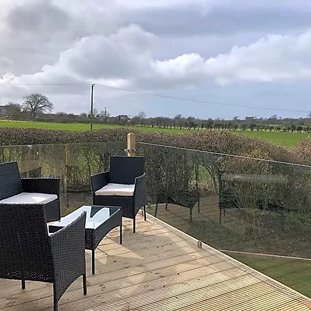 Hotel Delightful 2-bed Static Set In A Peaceful Village