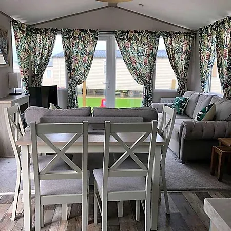 Delightful 2-bed Static Set In A Peaceful Village