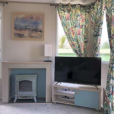 Delightful 2-bed Static Set In A Peaceful Village Hotel *