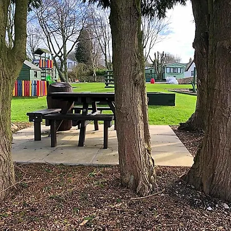 Delightful 2-bed Static Set In A Peaceful Village Hotel